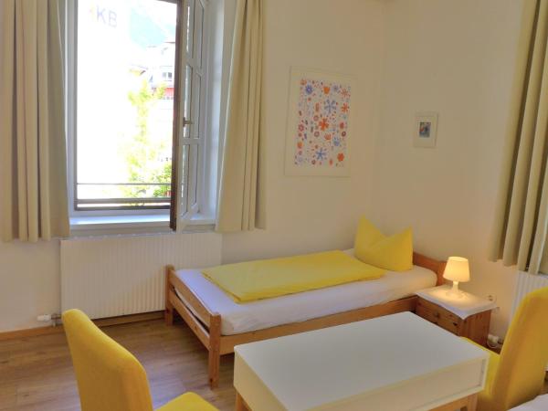 Pension Stoi budget guesthouse : photo 8 de la chambre chambre triple avec salle de bains commune