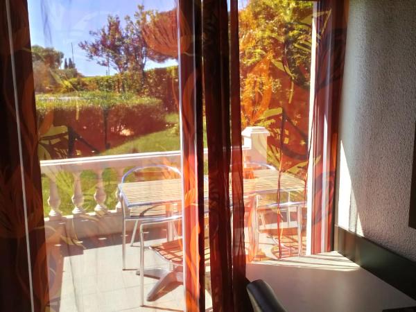 Hotel Hélios : photo 3 de la chambre chambre familiale (2 adultes + 2 enfants) avec terrasse - piscine chauffée et parking gratuit 