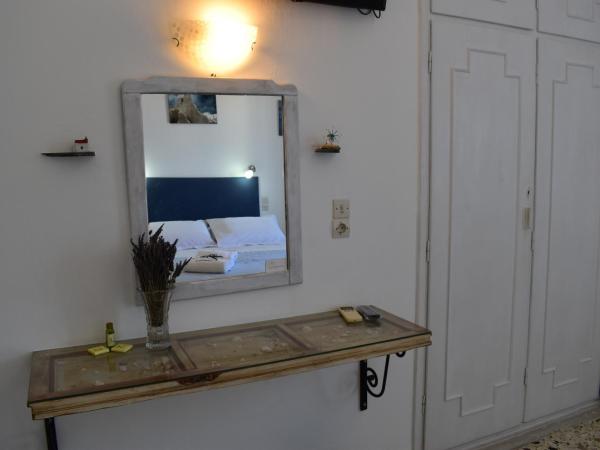 Andriani's Guest House : photo 4 de la chambre chambre double - vue sur mer