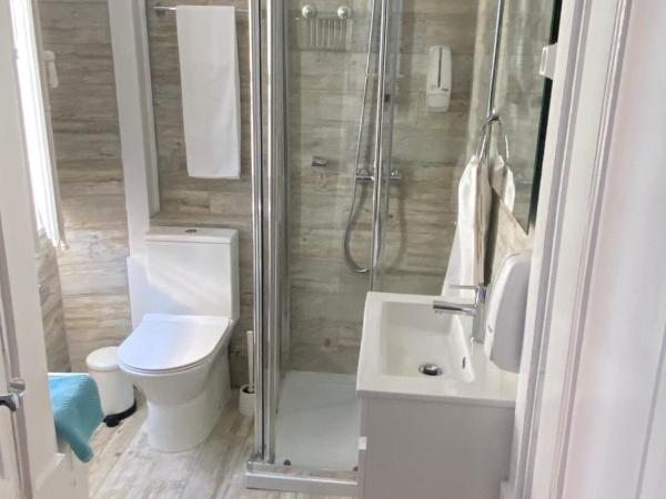 Faro Guest House : photo 5 de la chambre chambre double avec salle de bains privative