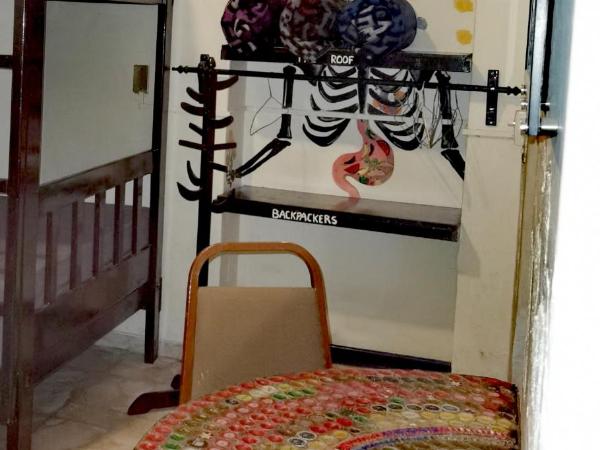 The Roof Backpackers : photo 2 de la chambre chambre quadruple avec salle de bains commune