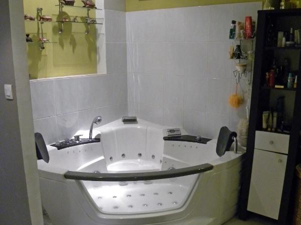 Villa Mogador Piscine et Balnéo : photo 8 de la chambre suite deluxe avec baignoire spa