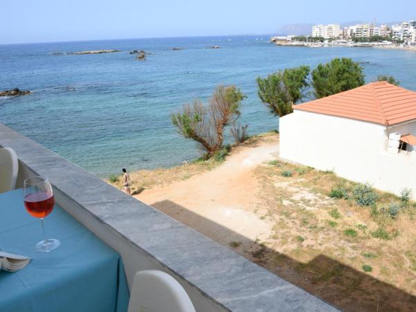 Klinakis Beach Hotel : photo 8 de la chambre chambre triple - vue partielle sur mer