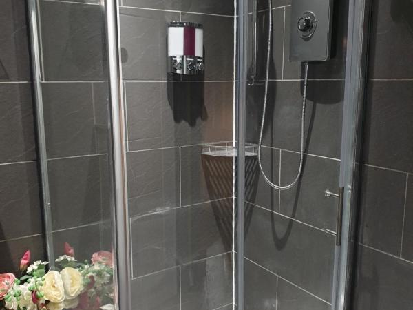 Frederick Douglass - Rooms In The City : photo 8 de la chambre chambre double Économique avec salle de bains extérieure privative.