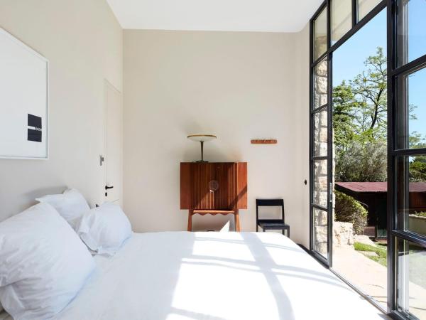 FONDATION CAB St-Paul-de-Vence : photo 1 de la chambre chambre lit king-size - vue sur jardin