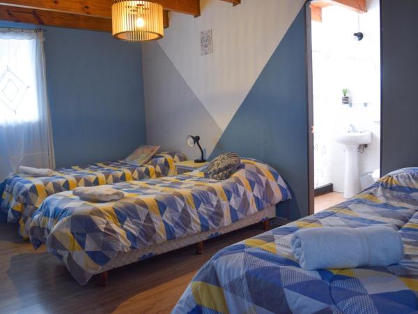 Berkana hostel Bariloche : photo 1 de la chambre chambre triple avec salle de bains