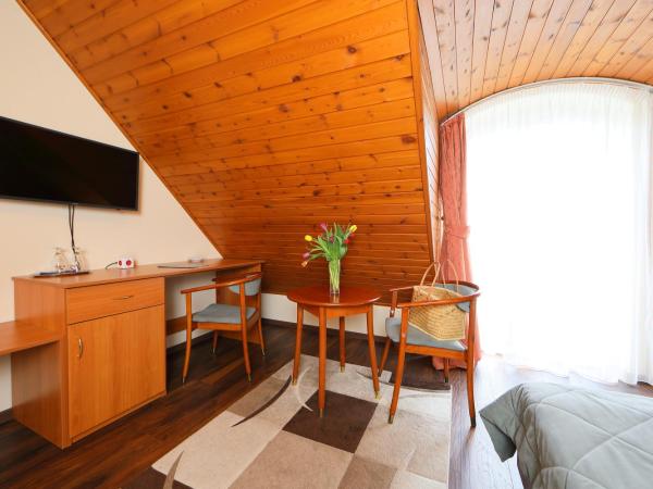 Balazs Villa : photo 1 de la chambre chambre double - mansardée