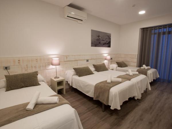 Pensión San Martin : photo 4 de la chambre chambre quadruple avec balcon