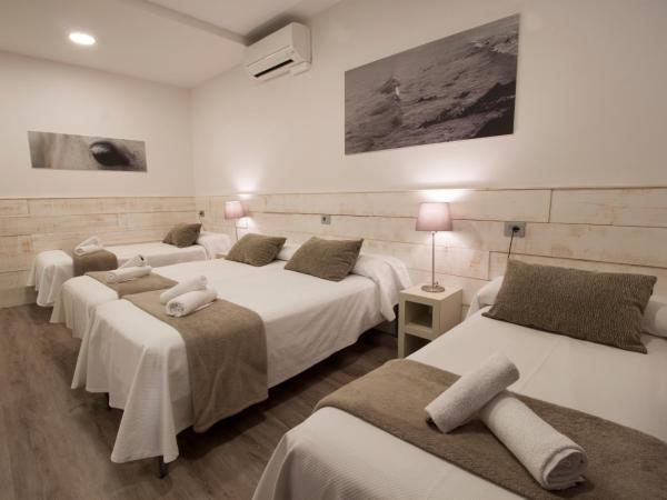 Pensión San Martin : photo 5 de la chambre chambre quadruple avec balcon