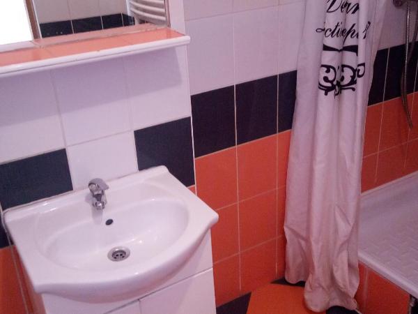 Noclegi Przy Szpitalu : photo 1 de la chambre chambre triple avec salle de bains commune