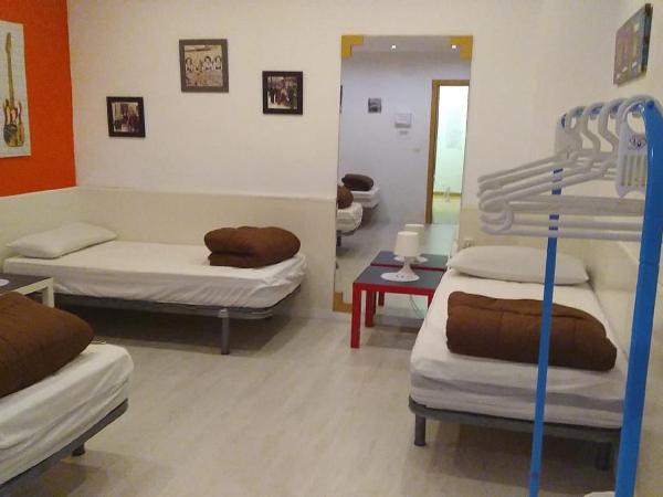 Granada Old Town Hostel : photo 1 de la chambre lit simple dans dortoir à 6 lits