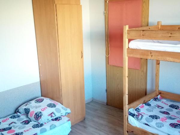 Noclegi Przy Szpitalu : photo 2 de la chambre chambre quadruple avec salle de bains commune