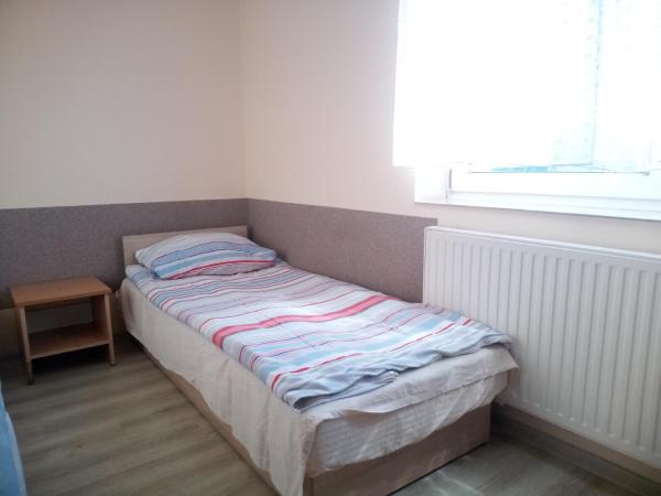 Noclegi Przy Szpitalu : photo 3 de la chambre chambre lits jumeaux avec salle de bains commune