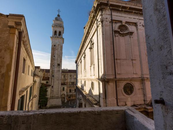 Liassidi Wellness Suites : photo 4 de la chambre suite lit king-size avec spa - bâtiment séparé
