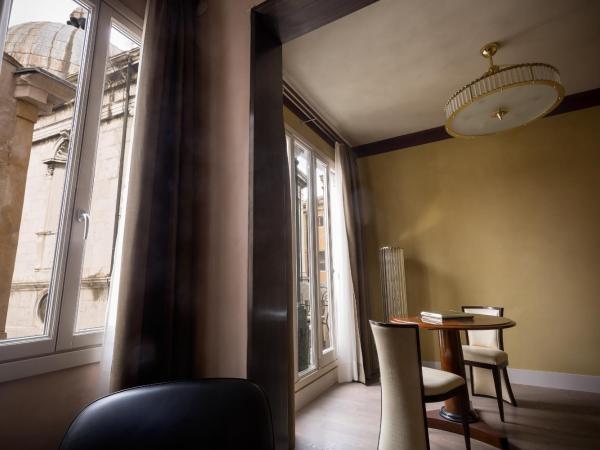 Liassidi Wellness Suites : photo 9 de la chambre suite lit king-size avec spa - bâtiment séparé