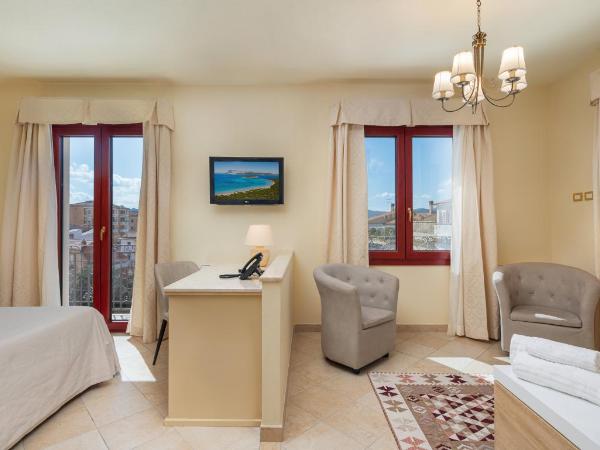 Hotel Regina Elena : photo 4 de la chambre suite avec baignoire balnéo et balcon