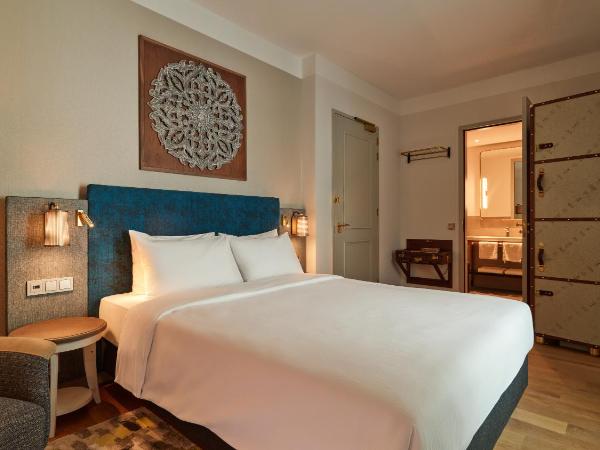 voco The Hague, an IHG Hotel : photo 2 de la chambre chambre lit queen-size - vue sur atrium