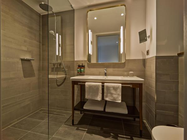 voco The Hague, an IHG Hotel : photo 1 de la chambre chambre standard