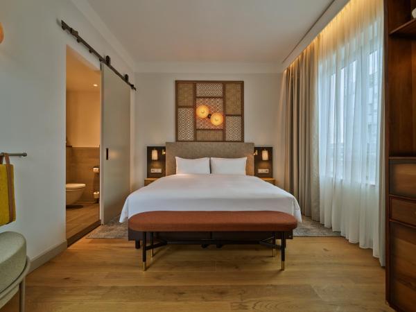 voco The Hague, an IHG Hotel : photo 2 de la chambre suite lit king-size avec salon et canapé-lit