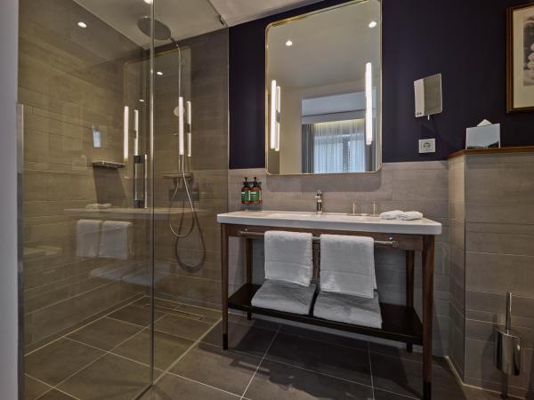 voco The Hague, an IHG Hotel : photo 4 de la chambre chambre lit queen-size - vue sur atrium