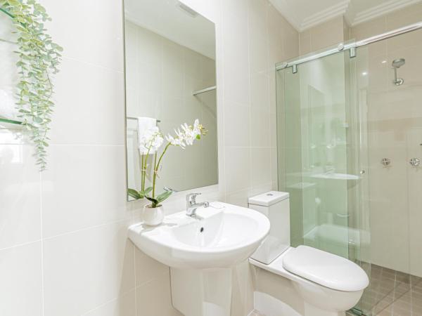 Best Western Plus Camperdown Suites : photo 5 de la chambre deluxe double room with kitchenette and balcony 