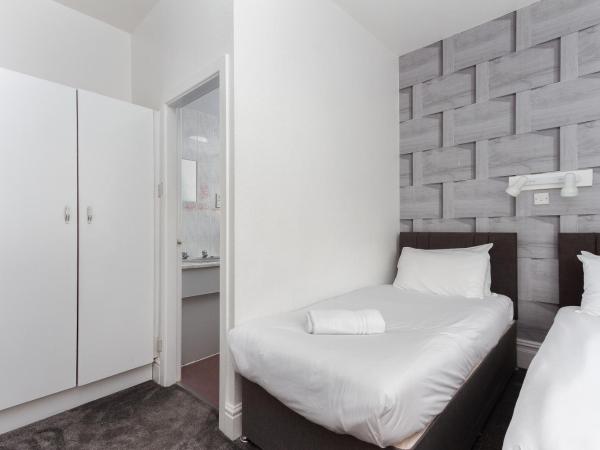 The Sandringham Court Hotel & Apartment with High Speed Wi-Fi : photo 2 de la chambre chambre triple avec douche