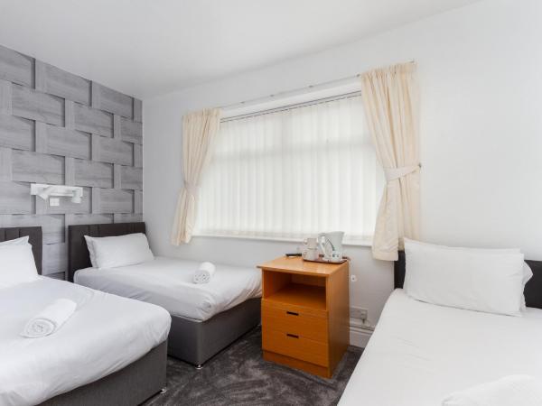 The Sandringham Court Hotel & Apartment with High Speed Wi-Fi : photo 1 de la chambre chambre triple avec douche