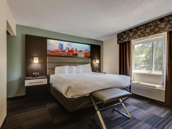 Club Hotel Nashville Inn & Suites : photo 2 de la chambre suite lit king-size