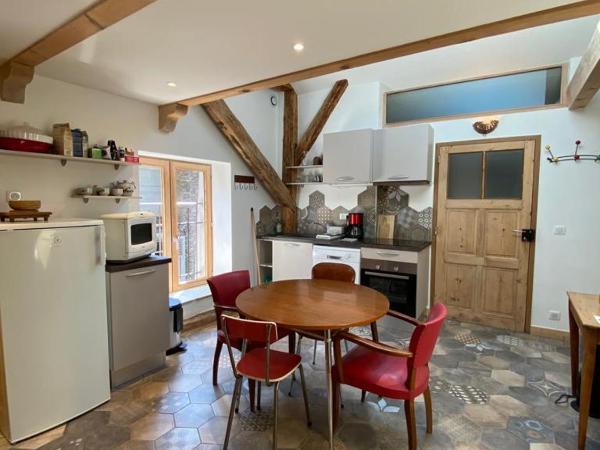 Au Cheval Blanc - appartements et chambres d'hôtes : photo 3 de la chambre appartement avec vue sur la montagne
