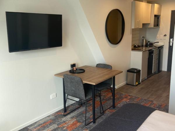Ramada by Wyndham Newmarket Auckland : photo 5 de la chambre studio lit king-size et lit simple simple avec kitchenette - accessible aux personnes à mobilité réduite - ne donne pas sur autoroute