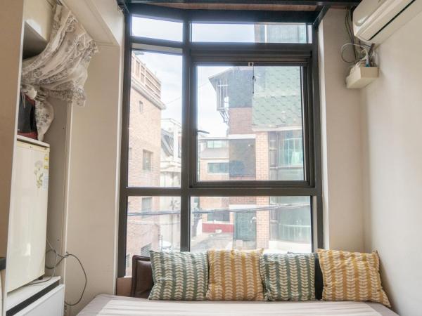 Myeongdong Artmonstay : photo 6 de la chambre chambre familiale de luxe en duplex