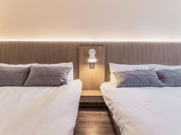 Myeongdong Artmonstay : photo 7 de la chambre chambre triple de luxe en duplex