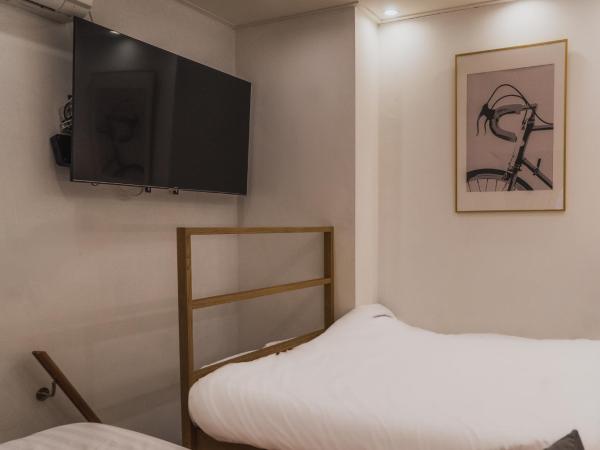 Myeongdong Artmonstay : photo 8 de la chambre chambre triple de luxe en duplex