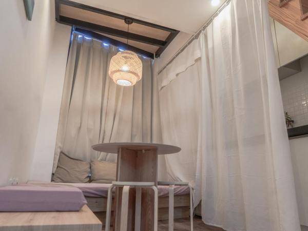 Myeongdong Artmonstay : photo 5 de la chambre chambre triple de luxe en duplex