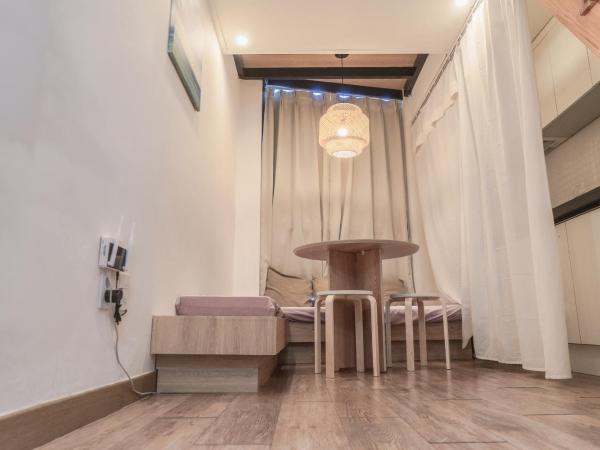 Myeongdong Artmonstay : photo 2 de la chambre chambre triple de luxe en duplex