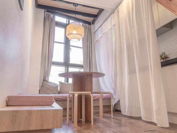Myeongdong Artmonstay : photo 3 de la chambre chambre triple de luxe en duplex