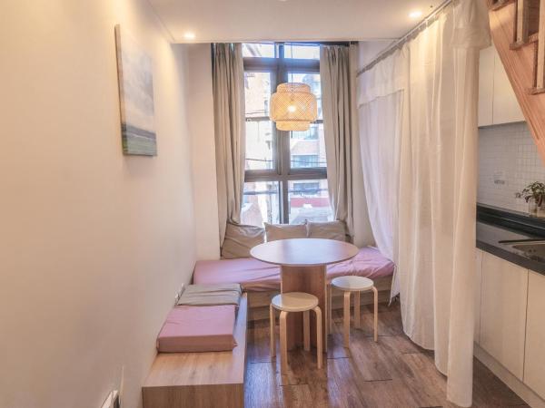 Myeongdong Artmonstay : photo 1 de la chambre chambre triple de luxe en duplex