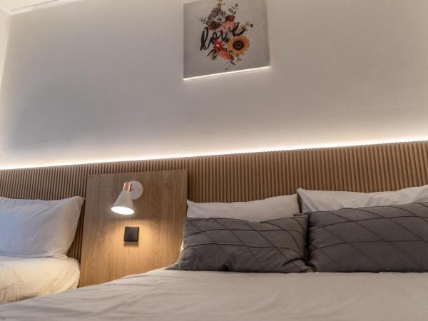 Myeongdong Artmonstay : photo 3 de la chambre chambre double supérieure avec deux lits doubles