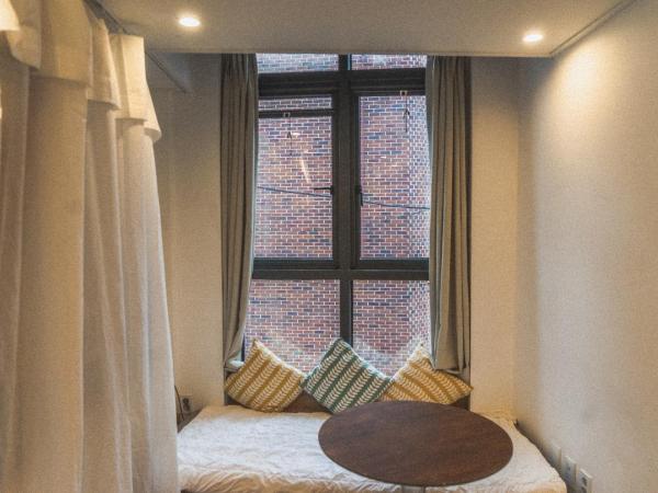 Myeongdong Artmonstay : photo 10 de la chambre chambre double supérieure avec deux lits doubles