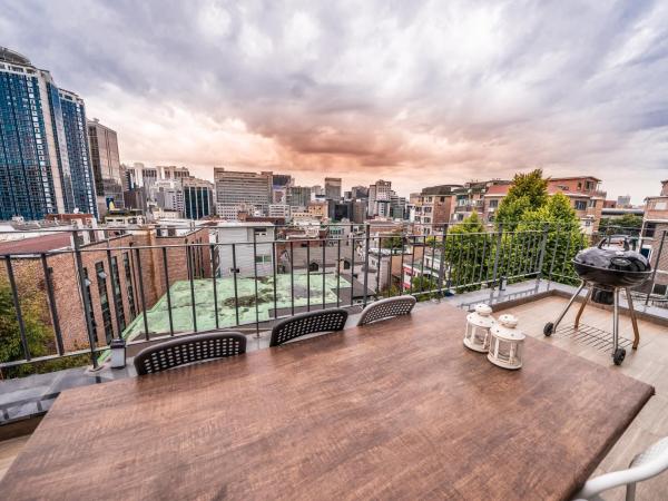 Myeongdong Artmonstay : photo 10 de la chambre chambre familiale avec terrasse