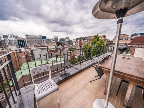 Myeongdong Artmonstay : photo 9 de la chambre chambre familiale avec terrasse