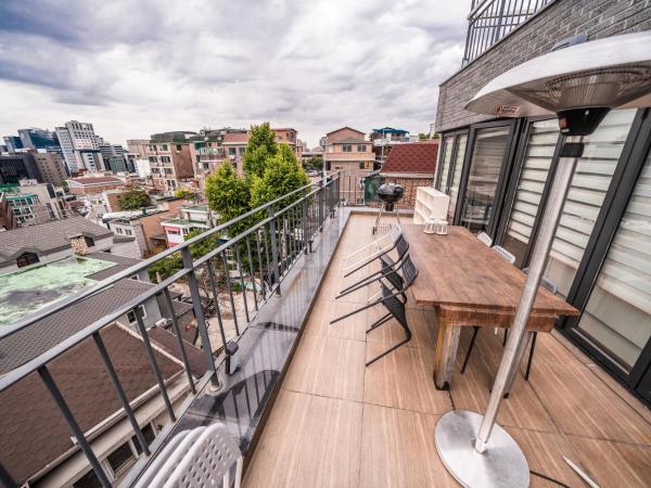 Myeongdong Artmonstay : photo 8 de la chambre chambre familiale avec terrasse