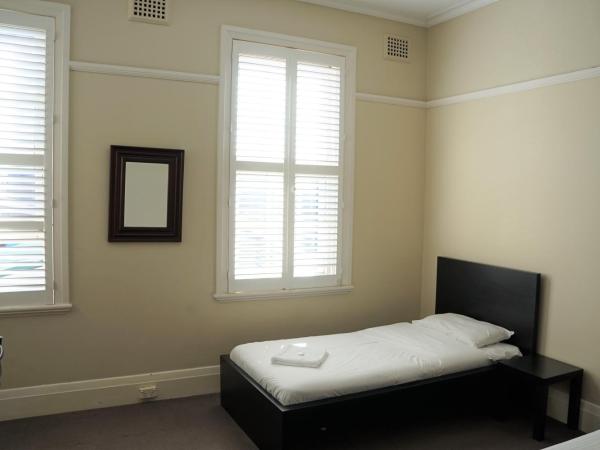 Palace Hotel Mortlake Sydney : photo 9 de la chambre chambre triple avec salle de bains commune