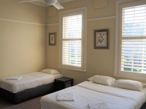 Palace Hotel Mortlake Sydney : photo 10 de la chambre chambre triple avec salle de bains commune