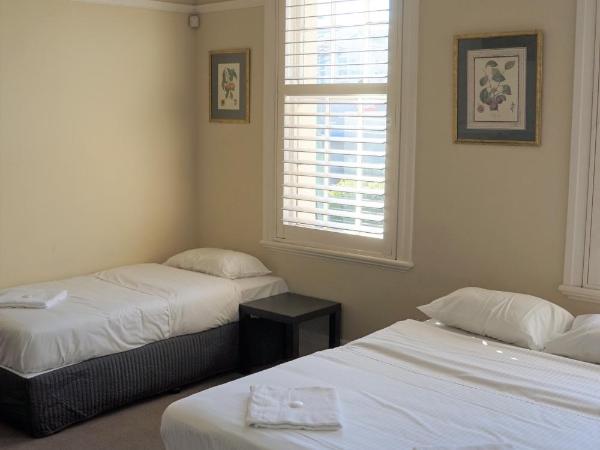 Palace Hotel Mortlake Sydney : photo 4 de la chambre chambre triple avec salle de bains commune