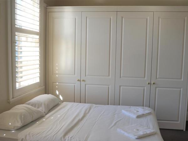 Palace Hotel Mortlake Sydney : photo 6 de la chambre chambre triple avec salle de bains commune