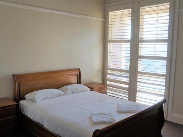 Palace Hotel Mortlake Sydney : photo 3 de la chambre chambre familiale avec salle de bains commune