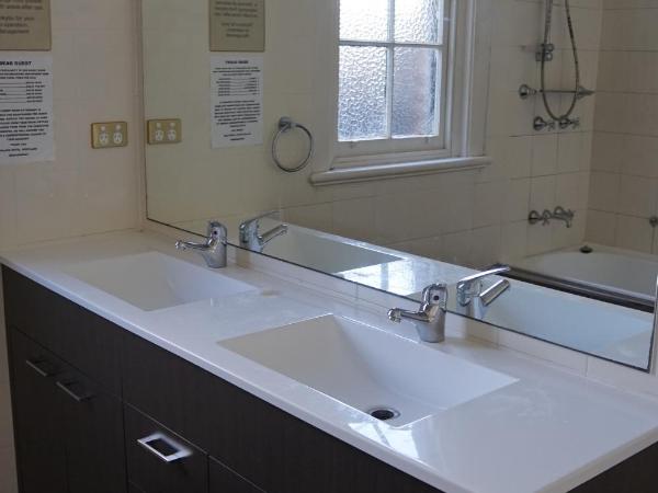 Palace Hotel Mortlake Sydney : photo 3 de la chambre chambre triple avec salle de bains commune