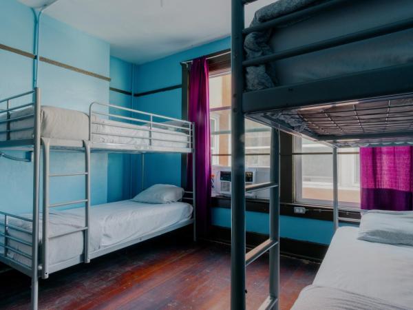 Lucky D's Youth and Traveler's Hostel : photo 1 de la chambre lit dans dortoir mixte de 4 lits avec climatisation