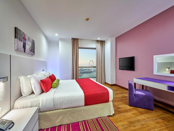 Ramada Hotel, Suites and Apartments by Wyndham Dubai JBR : photo 2 de la chambre appartement 1 chambre lit king-size – adaptée aux personnes malentendantes ou à mobilité réduite – non-fumeurs